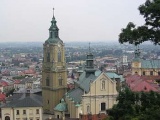 Widok na fasadę Bazyliki i wieże