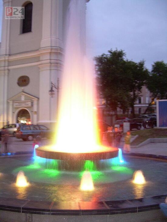 Fontanna na Placu Niepodleg�o�ci