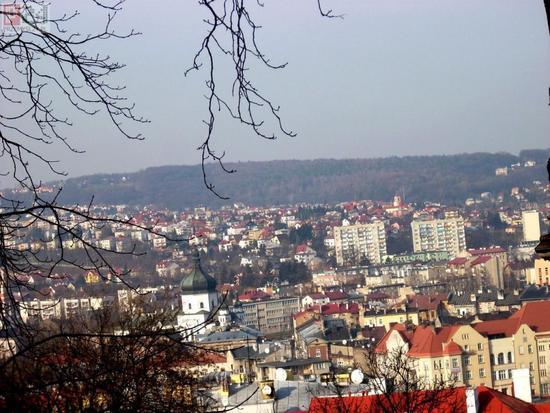 Widok zim na miasto