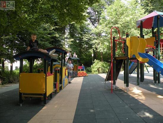 plac zabaw w parku