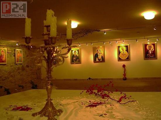 Wystawa Zofii Bator  w Galerii Zamkowej - Matka Bo�a w �wi�tecznej sukience..