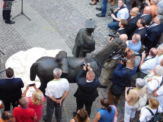 Felavatt�k a magyar husz�r szobr�t Przemyslben
