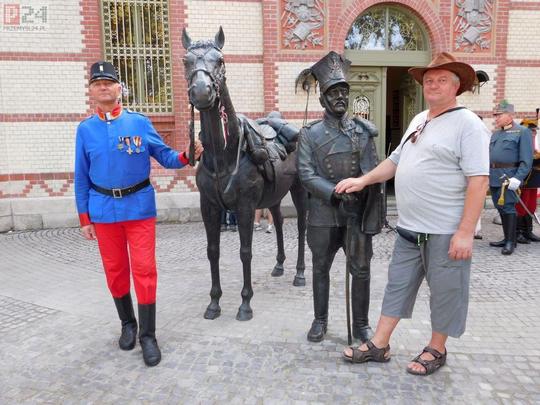 Przemy�l: ods�oni�to figury polskiego u�ana i w�gierskiego huzara 2016