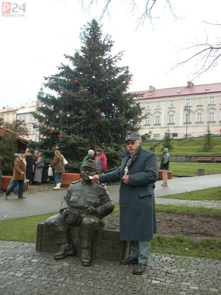 Szwejk si� dzieli op�atkiem