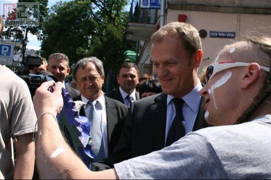 Premier Donald Tusk otrzymuje w prezencie maske dekoracyjną ,Wykonaną wlasnorecznie przez Artura Gerule (Asterix) - niezależnego kandydata na prezydenta miasta Przemysla w 2010 r.