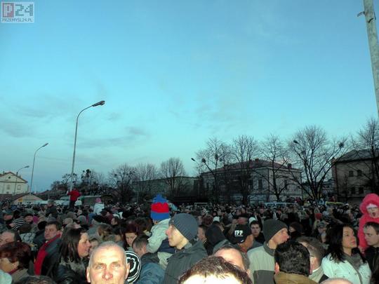 Tłum ludzi na rekonstrukcji w Przemyślu 28.02.2010